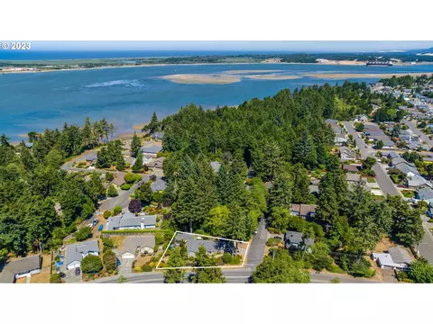 900 Seabreeze Ter, Coos Bay, OR 97420