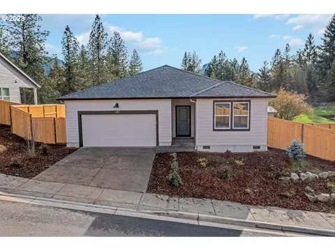 462 E 4th St, Lowell, OR 97452