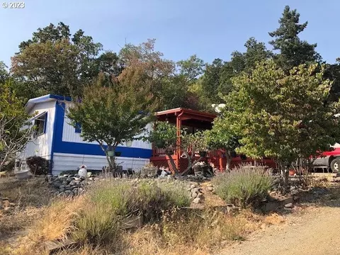 677 NW Plateau Dr, Roseburg, OR 97471