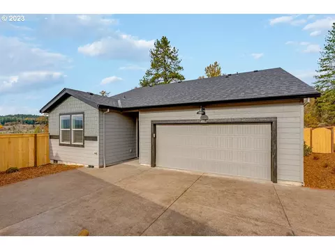 407 E 4th St, Lowell, OR 97452