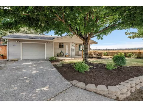 835 E 7th St, Molalla, OR 97038
