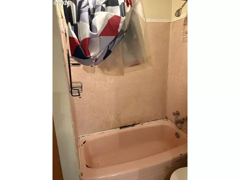 Bath - 1726 W 9th Pl, Eugene, OR 97402 photo 2 of 2