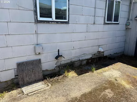 Exterior - 1726 W 9th Pl, Eugene, OR 97402 photo 5 of 5