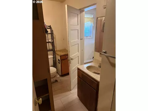 Bath - 1726 W 9th Pl, Eugene, OR 97402 photo 1 of 2