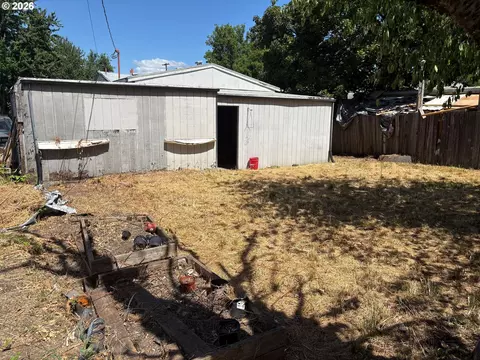 Exterior - 1726 W 9th Pl, Eugene, OR 97402 photo 4 of 5
