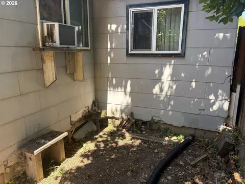 Exterior - 1726 W 9th Pl, Eugene, OR 97402 photo 3 of 5