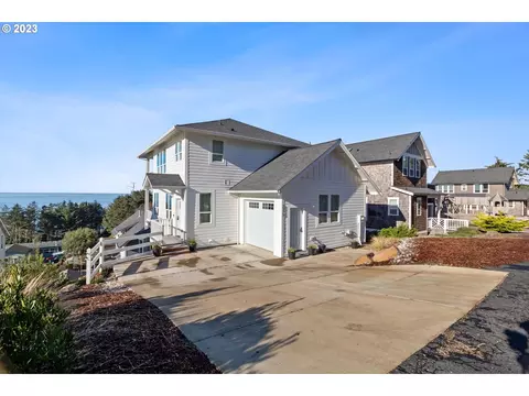 2375 SW Driftwood Ln, Lincoln City, OR 97367