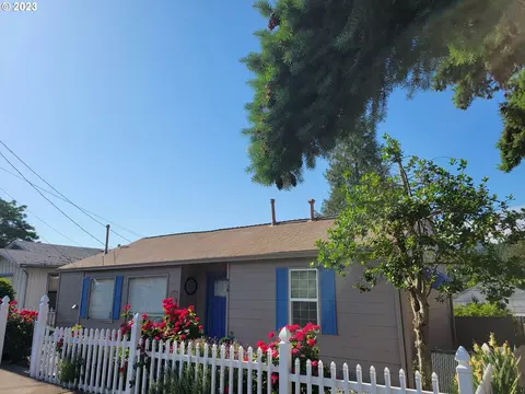 414 NE Division St, Myrtle Creek, OR 97457