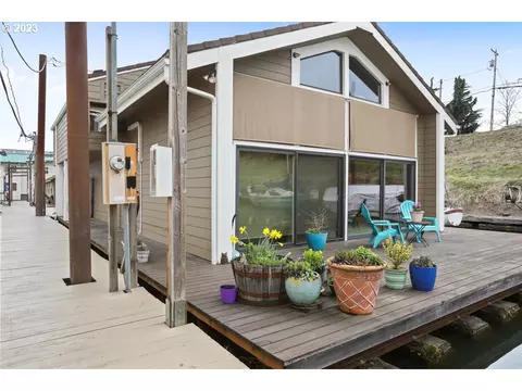 55 NE Bridgeton Rd #3, Portland, OR 97211