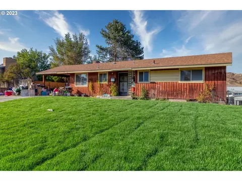 840 W Ridgeway Ave, Hermiston, OR 97838