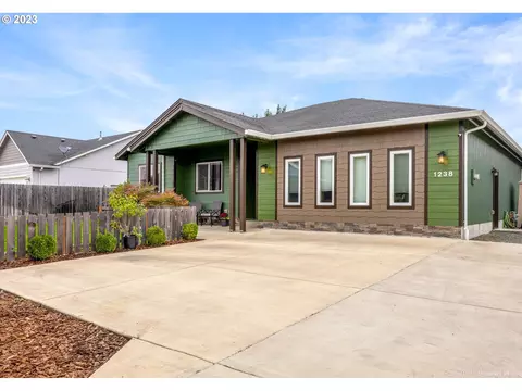 1238 Creswood Dr, Creswell, OR 97426