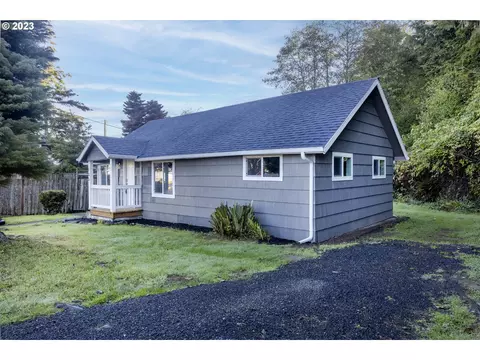 135 SW Cedar St, Waldport, OR 97394
