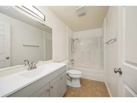 Bath - 2027 Ohio St, Eugene, OR 97402 photo 1 of 2