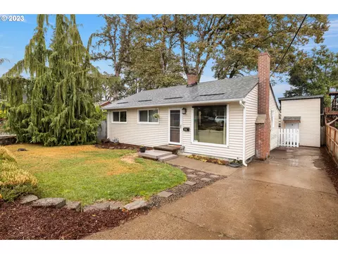 375 E Gloucester St, Gladstone, OR 97027