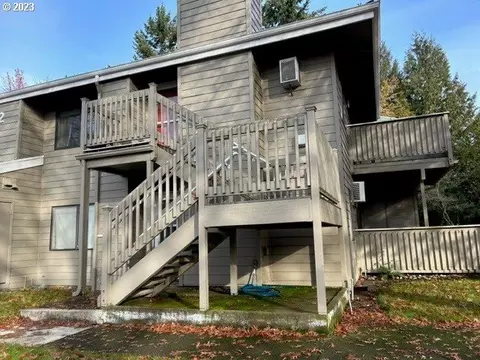 2083 Lake Isle Dr, Eugene, OR 97401