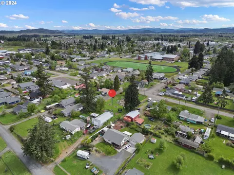 S 10th St, Creswell, OR 97426