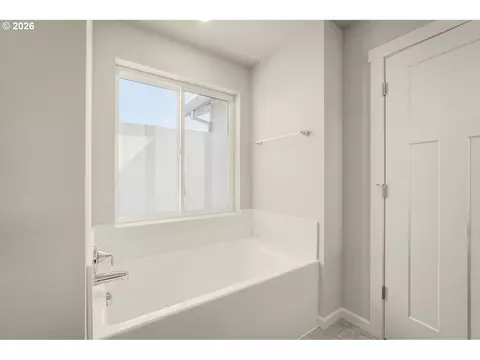 Bath - 6378 SE 20th St, Gresham, OR 97080 photo 3 of 4