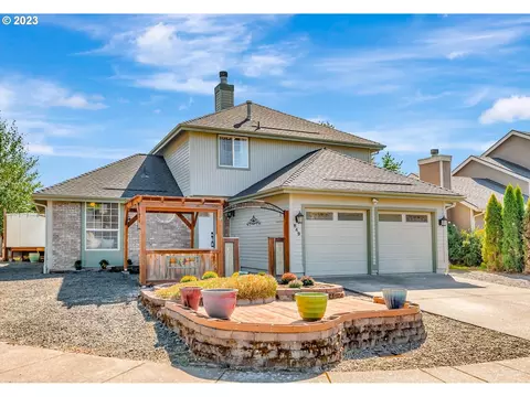 849 S 44th St, Springfield, OR 97477
