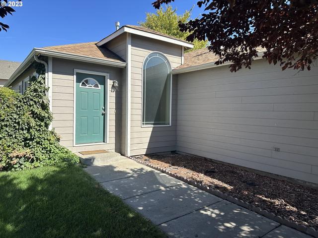 952 W Ridgeway Ave, Hermiston, OR 97838