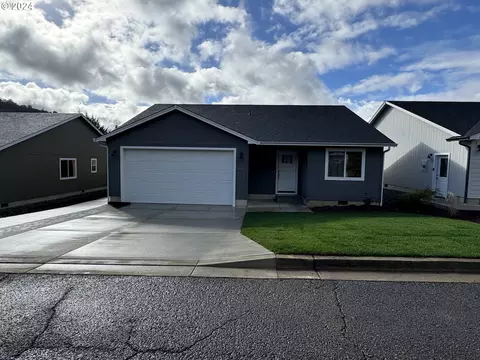 222 Mathews Dr, Myrtle Creek, OR 97457