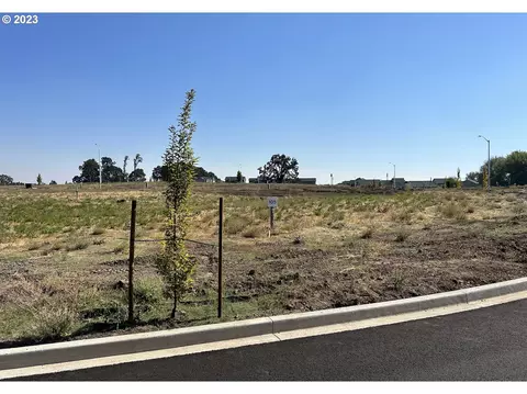 1592 NW Pinehurst Dr #105, Mcminnville, OR 97128