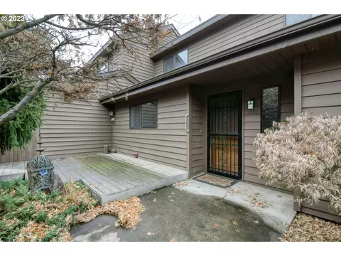 1032 NW 12th St #B, Pendleton, OR 97801
