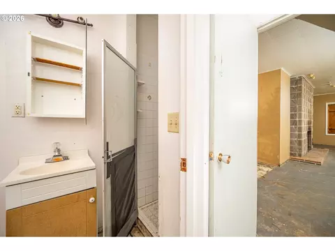 Bath - 11736 Orchard Ave, Mapleton, OR 97453 photo 1 of 3