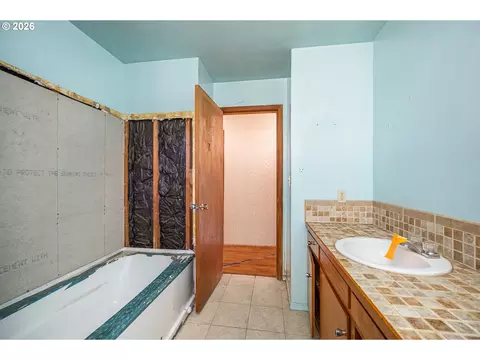 Bath - 11736 Orchard Ave, Mapleton, OR 97453 photo 3 of 3