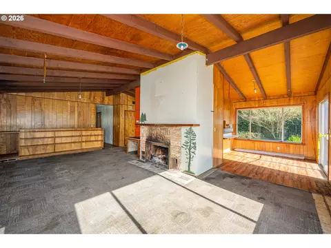 Living - 11736 Orchard Ave, Mapleton, OR 97453 photo 9 of 10
