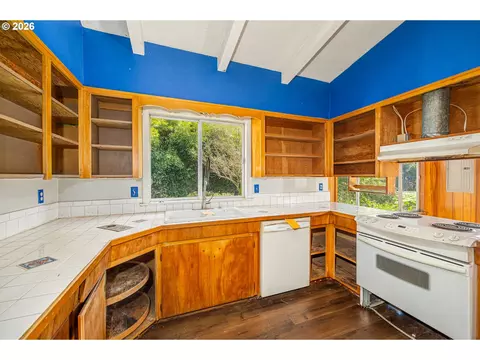 Kitchen - 11736 Orchard Ave, Mapleton, OR 97453 photo 1 of 2