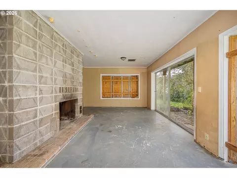 Living - 11736 Orchard Ave, Mapleton, OR 97453 photo 3 of 10