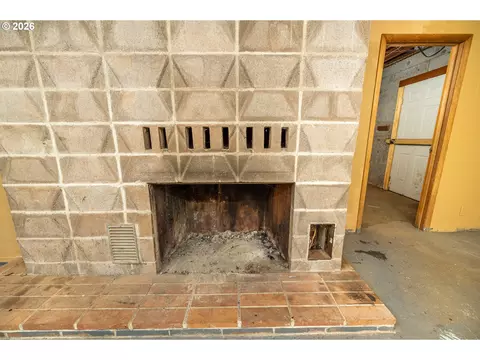 Living - 11736 Orchard Ave, Mapleton, OR 97453 photo 6 of 10