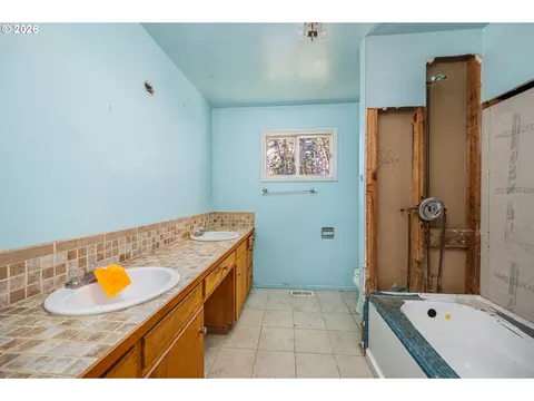 Bath - 11736 Orchard Ave, Mapleton, OR 97453 photo 2 of 3