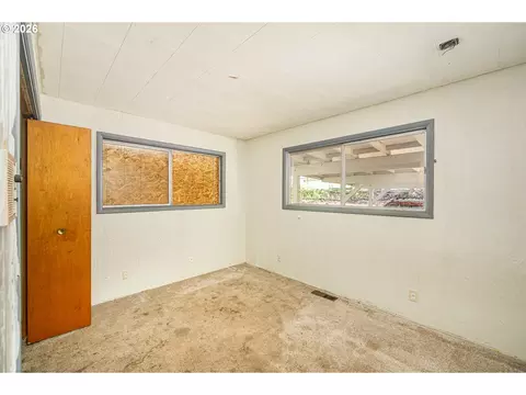 Bedroom - 11736 Orchard Ave, Mapleton, OR 97453 photo 5 of 7