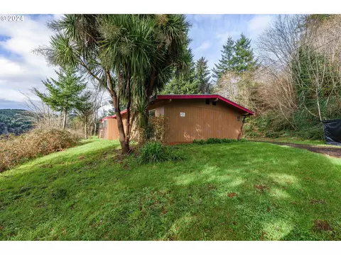 94505 Golf Course Ln, North Bend, OR 97459