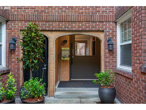 701 NE 28th Ave #24, Portland, OR 97232
