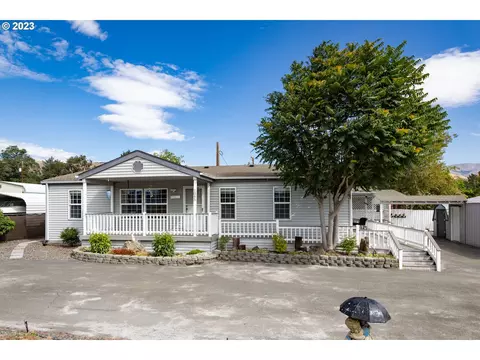 1045 Chenoweth Loop, The Dalles, OR 97058