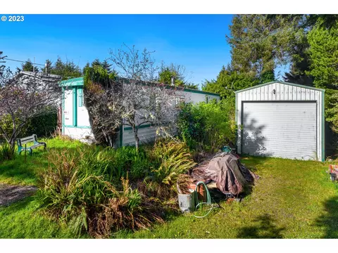 909 S Dolphin St, Rockaway Beach, OR 97136