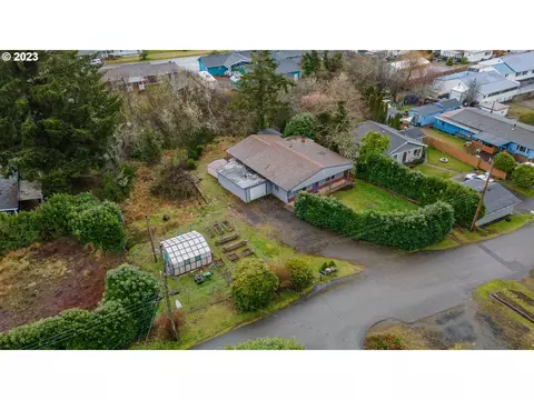 555 Kings Ave, Lakeside, OR 97449