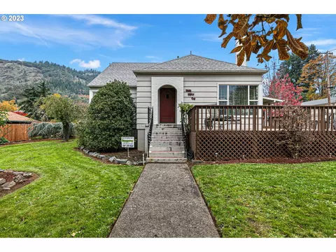 331 NE Division St, Myrtle Creek, OR 97457
