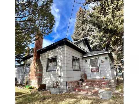 910 1st St, Haines, OR 97833