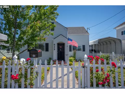 829 C St, Myrtle Point, OR 97458