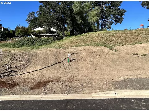 2805 NW Pinehurst Dr #12, Mcminnville, OR 97128