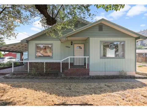 1064 Irvine St W, The Dalles, OR 97058