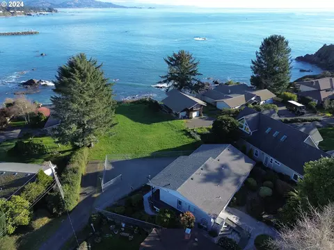 438 Buena Vista Loop, Brookings, OR 97415