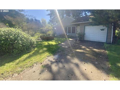 8932 NE Russell St, Portland, OR 97220