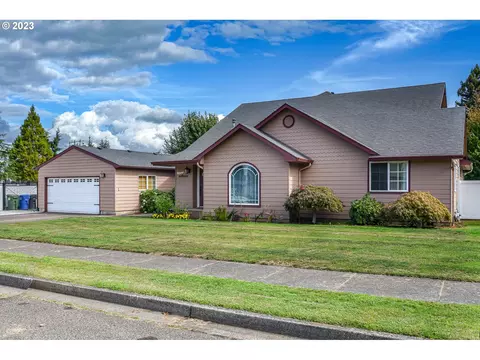 1047 Gas Lamp St, Eugene, OR 97402