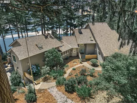 893 NW Highland Dr, Waldport, OR 97394