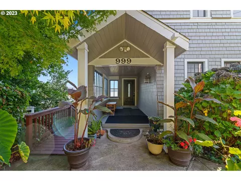 999 N 3rd St, Coos Bay, OR 97420