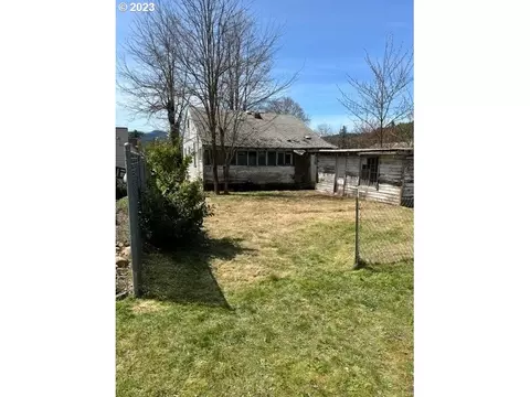 76375 Lilac Ln, Oakridge, OR 97463